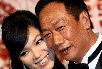刚拿5.7亿股票, 51岁备孕四胎,曾馨莹把豪门剧本玩明白了