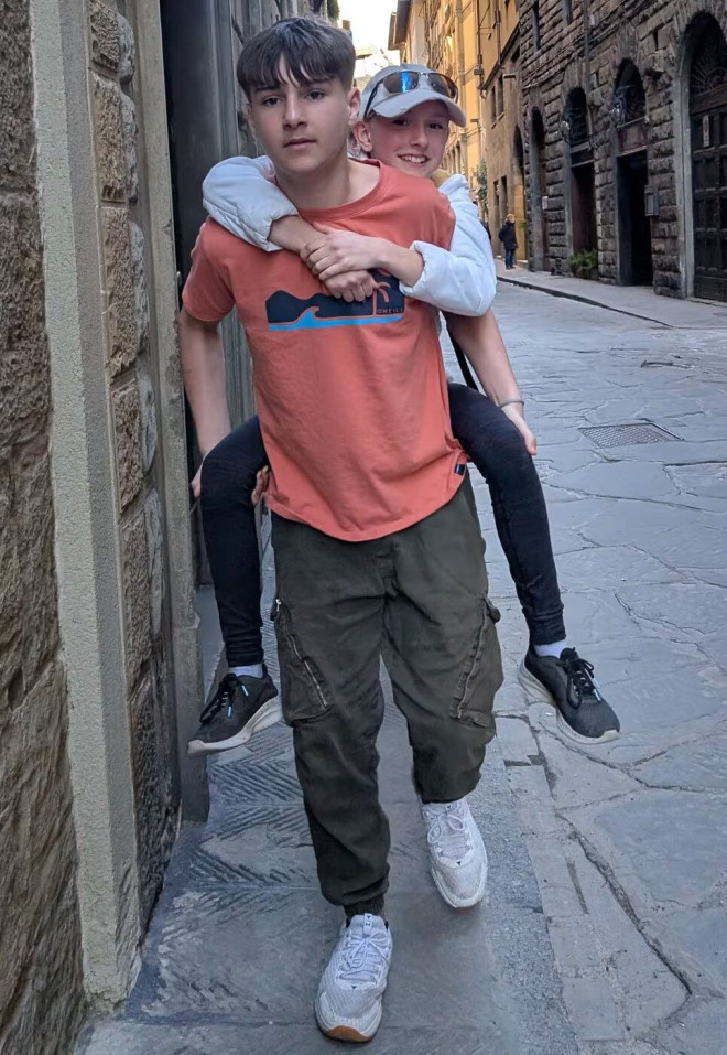 哥哥 Evan 曾背着妹妹梅根，留下温馨回忆