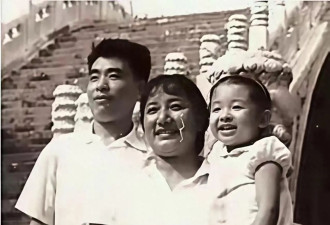 70年代，韩红童年和父亲韩德江、母亲雍西出门游玩，一张温馨合影