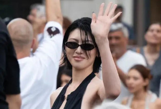 三吉彩花巴黎时装周穿露背衣裙太欲了！魔鬼身材性感火辣