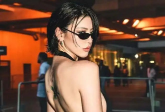三吉彩花巴黎时装周穿露背衣裙太欲了！魔鬼身材性感火辣