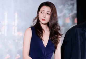 被殷桃的“饱满”身材惊艳了，一袭深V裙秀出曲线感，气质好撩人