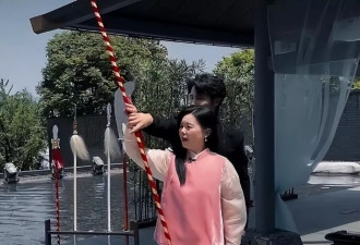 50岁龚琳娜现状：离婚后在云南独居，自己潇洒
