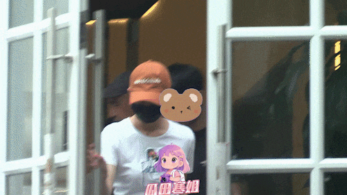 胡静一家三口罕见同框 16岁儿子是高颜值清爽少年