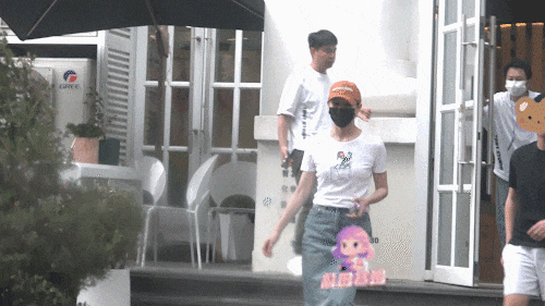 胡静一家三口罕见同框 16岁儿子是高颜值清爽少年
