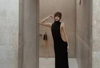 Lisa晒荒漠美照，穿黑色露背裙大秀S曲线，腰臀比例太完美了！