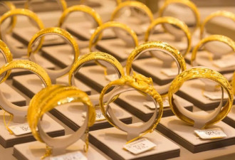 金饰克价半年跌超500元,高盛主管:黄金牛市未结束