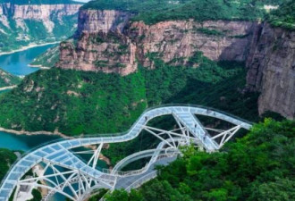 吓傻！中国5A景区“玻璃步道”被一把雨伞扎裂