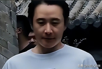 45岁罗晋爬山生图曝光 嘴唇发黑秃头明显 表情呆滞看东西带泪光