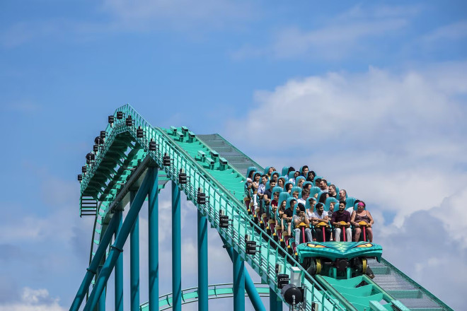 Canada's Wonderland 陪同政策