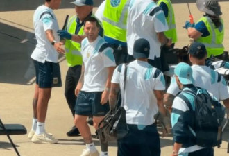 逃不过…美国机场无差别安检 梅西全程带笑