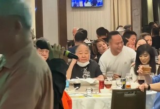 70岁知名港星米雪疑遭男性骚扰，双手拒仍被贴脸