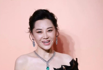 许晴太丰满了！穿抹胸裙都兜不住好身材