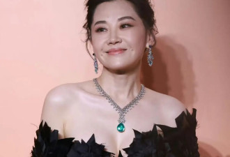 许晴太丰满了！穿抹胸裙都兜不住好身材