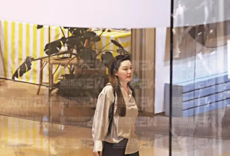 马国明陪妻子全家逛街，汤洛雯身材圆润孕味十足，结婚三年疑有喜