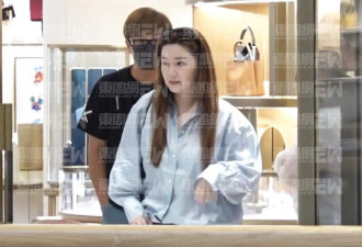 马国明陪妻子全家逛街，汤洛雯身材圆润孕味十足，结婚三年疑有喜