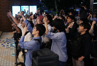 村上春树回归 《夏帆》开卖 书迷大排长龙抢购