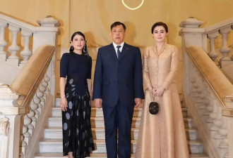 48岁泰国王后撞衫法国第一夫人，东方气质赢麻了？