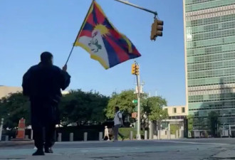 一名藏人在联合国大楼前自焚身亡