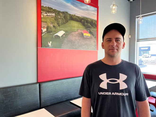 Lenny's Takeout 老板 Jamie Dionne 在 Moncton 店内。(Derek Haggett/CTV News Atlantic)