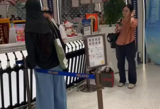 向佐一家北京逛街，蹲地哄娃温柔，郭碧婷裤拖地穿着松垮接地气
