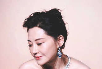 57岁许晴晒出最新活动美照，成熟丰盈身材展现绝美曲线，网友赞