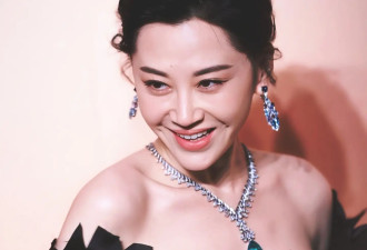 57岁许晴晒出最新活动美照，成熟丰盈身材展现绝美曲线，网友赞