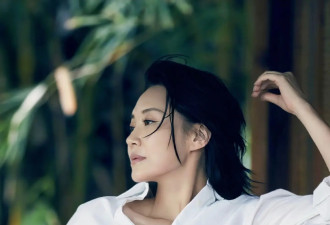 57岁许晴晒出最新活动美照，成熟丰盈身材展现绝美曲线，网友赞