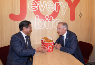 加拿大总理卡尼现身Jollibee，陪这个男人一起吃炸鸡