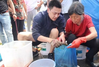 无戏可接，与母亲街边卖鱼近1年，他究竟因何至此