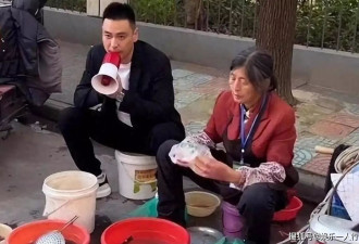 无戏可接，与母亲街边卖鱼近1年，他究竟因何至此