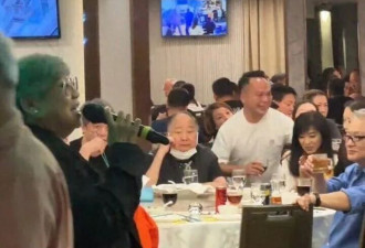 70岁米雪饭局疑遭白衣男贴身搭膊，双手合十婉拒