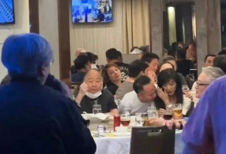 70岁米雪饭局疑遭白衣男贴身搭膊，双手合十婉拒
