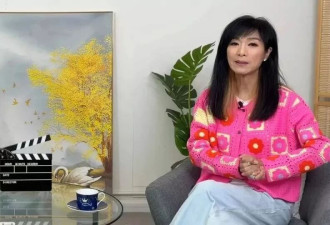 70岁米雪饭局疑遭白衣男贴身搭膊，双手合十婉拒