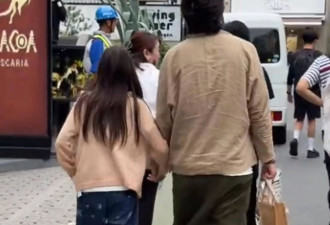 陈冠希东京携女逛街被拍：Alaia扎朝天辫穿皱衬衫像路人