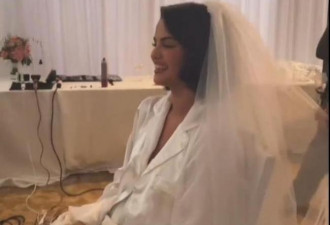 霉霉婚礼上 她是唯一被允许带手机的人