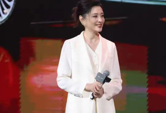 周涛真是中年女人的穿搭模板，白色西装配阔腿裤，简约才是真高级