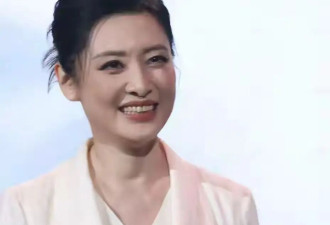 周涛真是中年女人的穿搭模板，白色西装配阔腿裤，简约才是真高级