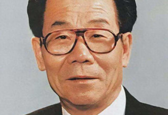 他对李瑞环说：我不英俊，你也漂亮不到哪里去