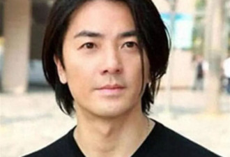 郑伊健路边摊被偶遇,头发稀疏,49岁蒙嘉慧认不出！