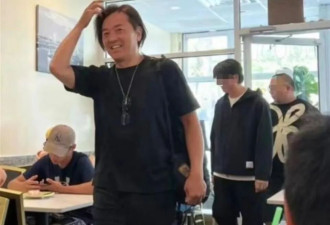 郑伊健路边摊被偶遇,头发稀疏,49岁蒙嘉慧认不出！