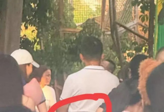 玥儿与汪宝儿姐弟同框，一家人一起逛街游玩很快乐