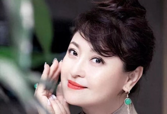 离开万梓良后，她嫁带娃富商，如今是顶级富家太太