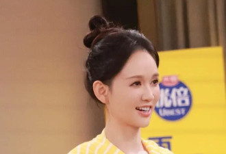 陈乔恩扎起丸子头年轻20岁，穿T恤+披肩+五分裤，时髦减龄又洋气