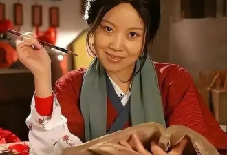 当年净身出户的前夫，成了闫妮最信赖的人，离婚22年后一切都变了