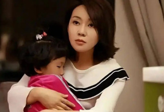 当年净身出户的前夫，成了闫妮最信赖的人，离婚22年后一切都变了