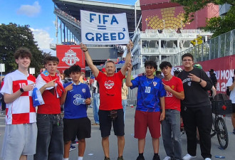 世界杯票价太贵！多伦多退休男举牌骂"FIFA贪婪"被捕罚款