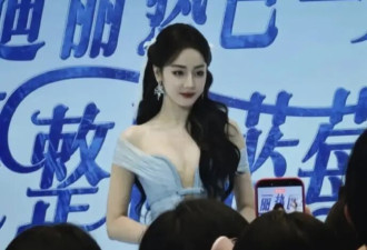 迪丽热巴参加某活动，晒出大胆奔放身材，却因捂胸口，被质疑小气