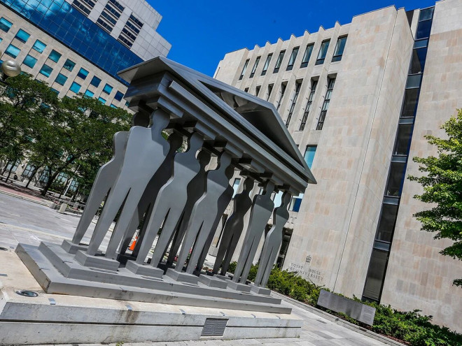 一座法院大楼。