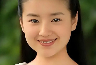 与潘粤明离婚十三年，独自抚养儿子的董洁 如今靠直播带货再次翻红